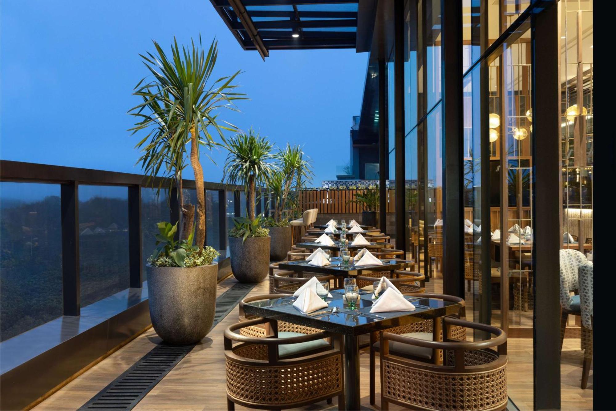 Doubletree By Hilton Jakarta Bintaro Jaya Серпонг Екстериор снимка