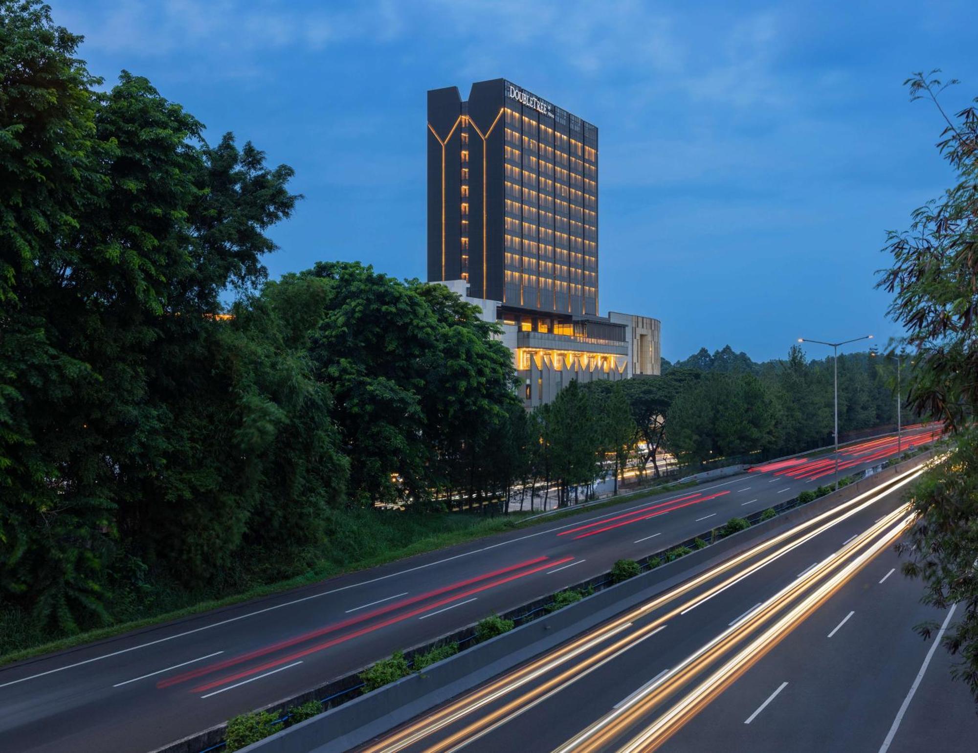 Doubletree By Hilton Jakarta Bintaro Jaya Серпонг Екстериор снимка